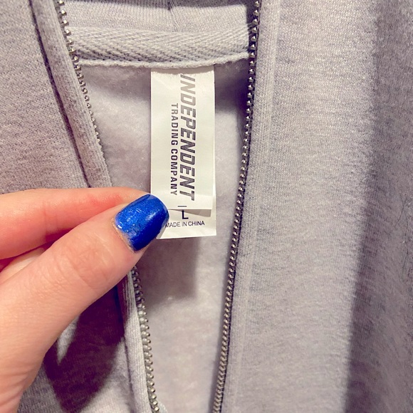 A brand new oversized sweatshirt! Supports a home-delivery farm good business. - Picture 4 of 4